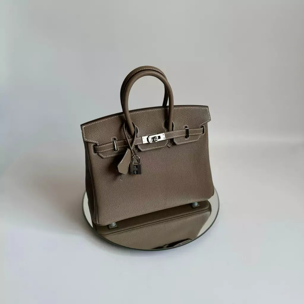 HERMÈS BIRKIN 25 HSS CRAIE/GRIS TOURTERELLE AUS TOGO-LEDER MIT GEBÜRSTETER GOLDENER HARDWARE