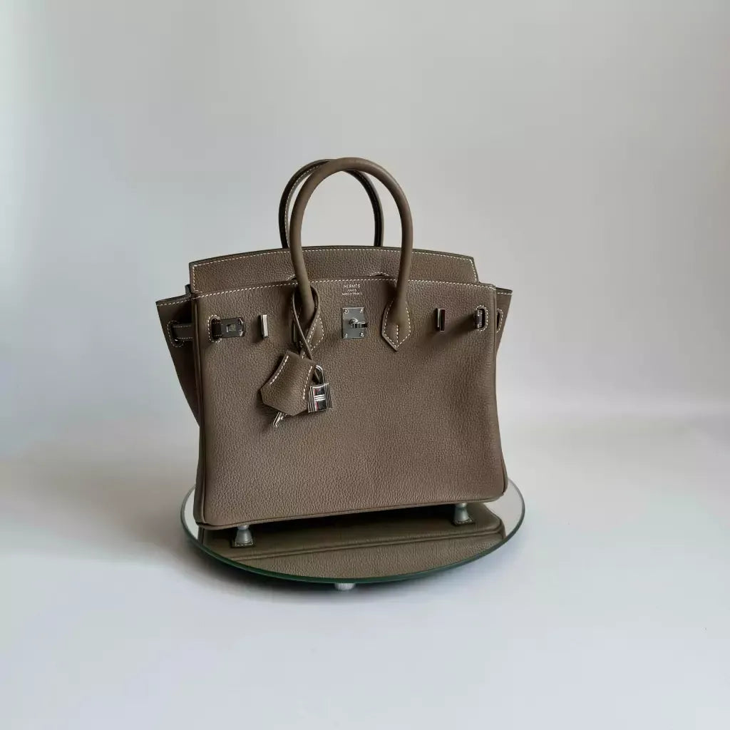 HERMÈS BIRKIN 25 HSS CRAIE/GRIS TOURTERELLE AUS TOGO-LEDER MIT GEBÜRSTETER GOLDENER HARDWARE