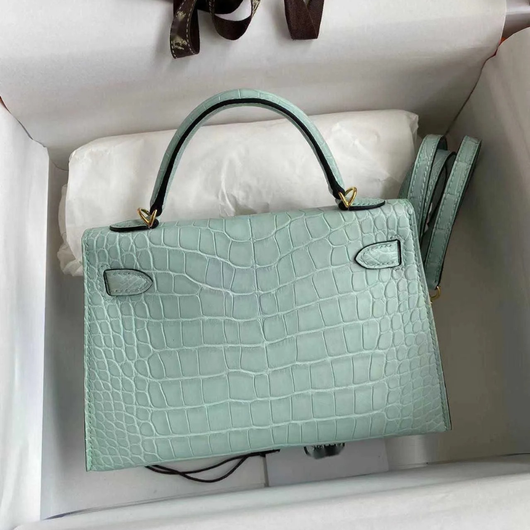 HERMÈS VERT D'EAU MATTA ALLIGATOR RETOURNE KELLY 28 MIT GOLDENER HARDWARE, 2021 (LIMITIERTE AUFLAGE)